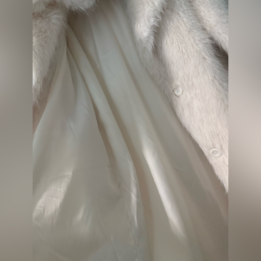 Elegant White Faux Fur Coat - Size Small/Medium - Picture 3 of 6